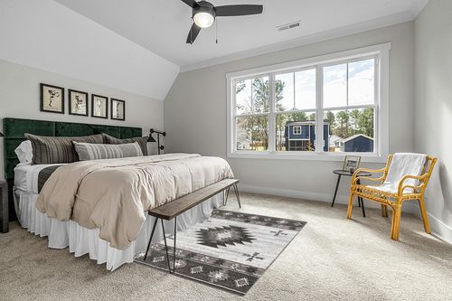 Well Woven Southwestern Rodrigo 5'3" x 7'3" Grey Area Rug in Grey Traditional Bedroom with King Bed