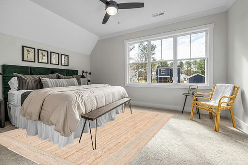 SAFAVIEH Natural Fiber Collection Area Rug - 9' x 12', Green & Natural, Handmade Border Farmhouse Jute, Ideal for High Traffic Areas in Living Room, Bedroom (NF109Y) in Grey Traditional Bedroom with King Bed