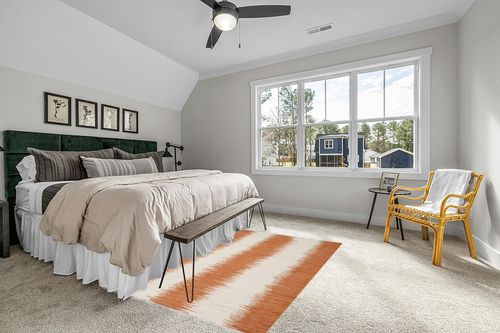 SAFAVIEH Montauk Collection Area Rug - 5' x 8', Orange, Handmade Stripe Fringe Cotton, Ideal for High Traffic Areas in Living Room, Bedroom (MTK751C) in Grey Traditional Bedroom with King Bed