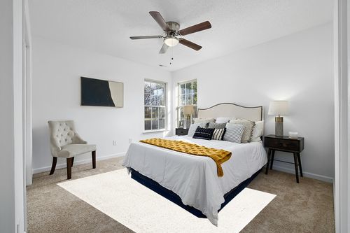 Ivory Contemporary Area Rug in White and Yellow Modern Bedroom