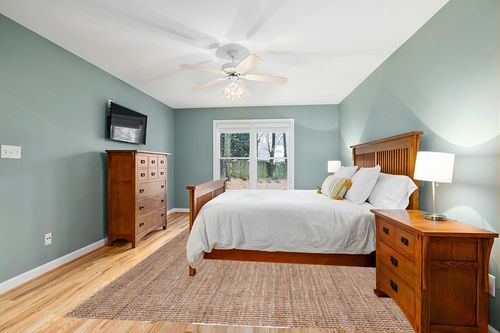 SAFAVIEH Natural Fiber Collection Area Rug - 9' x 12', Natural, Handmade Farmhouse Jute, Ideal for High Traffic Areas in Living Room, Bedroom (NF747A) in Teal and Orange Wood Bedroom