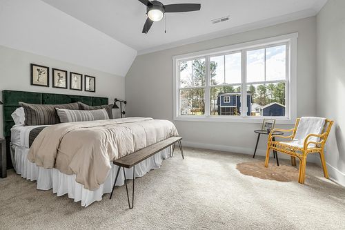 SAFAVIEH Natural Fiber Collection Area Rug - 4' Round, Natural, Handmade Boho Charm Farmhouse Jute, Ideal for High Traffic Areas in Living Room, Bedroom (NF360A) in Grey Traditional Bedroom with King Bed