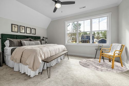 SAFAVIEH Berber Shag Collection 6'7" Round Grey / Cream BER219G Modern Abstract Non-Shedding Living Room Bedroom Dining Room Entryway Plush 1.2-inch Thick Area Rug in Grey Traditional Bedroom with King Bed