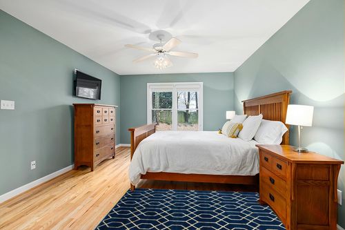 Marilyn Monroe Glam Collection Area Rug - Trellis (4' 1' x 6' 1' Rectangle, Navy Blue Gold/ Gold) in Teal and Orange Wood Bedroom