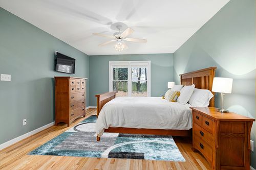 Rugshop Contemporary Abstract Circle Design Soft Area Rug 7'10" x 10'2" Gray in Teal and Orange Wood Bedroom