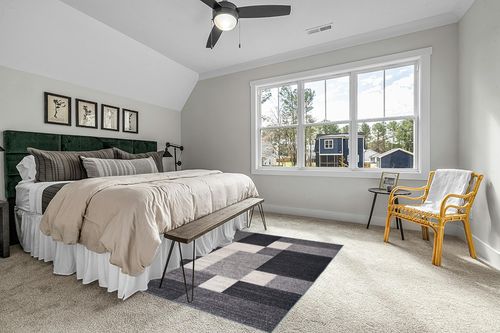 Grey Modern Non Slip Kitchen, Bedroom, Living Room Rug in Grey Traditional Bedroom with King Bed