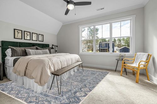 Safavieh Aspen Collection Area Rug - 9' x 12', Blue & Beige, Handmade Boho Wool, Ideal for High Traffic Areas in Living Room, Bedroom (APN275M) in Grey Traditional Bedroom with King Bed