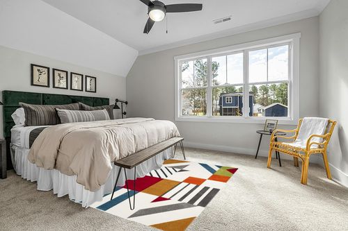 SAFAVIEH Hollywood Collection Area Rug - 5'3" x 7'6", Ivory & Peacock Blue, Mid-Century Modern Design, Non-Shedding & Easy Care, Ideal for High Traffic Areas in Living Room, Bedroom (HLW709B) in Grey Traditional Bedroom with King Bed