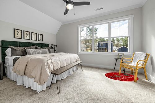 Christmas Tree Round Area Rug 4ft,Washable Outdoor Indoor Carpet Runner Rug for Bedroom,Kitchen,Bathroom,Living/Dining/Laundry Room,Office,Area+Rug Large Bath Door Mat Red Green Leopard Print Plaid in Grey Traditional Bedroom with King Bed
