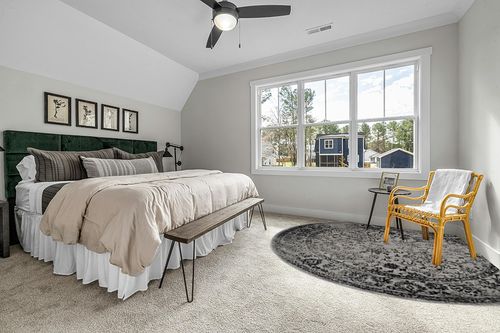 SAFAVIEH Adirondack Collection Area Rug - 10' Round, Grey & Black, Oriental Distressed Design, Non-Shedding & Easy Care, Ideal for High Traffic Areas in Living Room, Bedroom (ADR109B) in Grey Traditional Bedroom with King Bed
