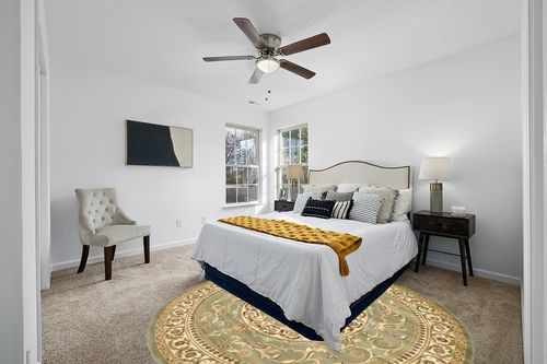 Unique Loom Versailles Collection Traditional Classic Medallion Floral Motif Area Rug (8' 0 x 8' 0 Round, Green/ Ivory) in White and Yellow Modern Bedroom