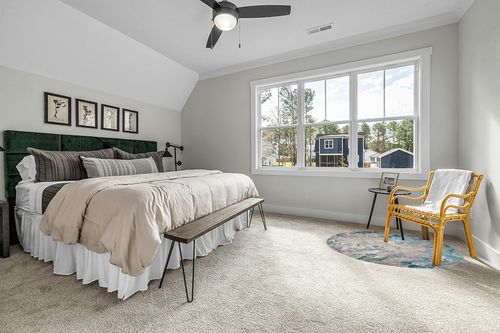 SAFAVIEH Madison Collection Area Rug - 5' Round, Blue & Grey, Modern Boho Abstract Design, Non-Shedding & Easy Care, Ideal for High Traffic Areas in Living Room, Bedroom (MAD440M) in Grey Traditional Bedroom with King Bed