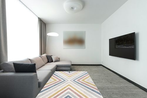 nuLOOM Neveah Contemporary Chevron Area Rug, 5x7, Beige in Modern Living Room with Grey Couch