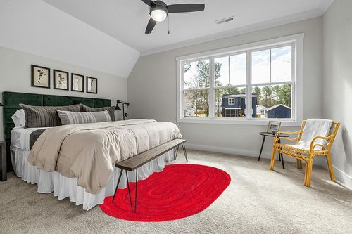 Safavieh Braided Collection Area Rug - 5' x 8' Oval, Red, Handmade Country Farmhouse Reversible Cotton, Ideal for High Traffic Areas in Living Room, Bedroom (BRD452Q) in Grey Traditional Bedroom with King Bed