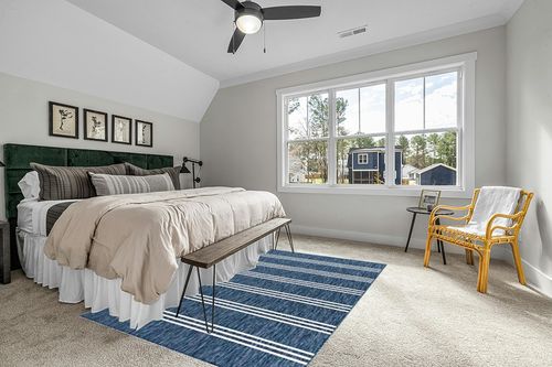 Unique Loom Jill Zarin Outdoor Collection Area Rug - Anguilla (6' 1'' x 9' Rectangle, Blue/ Ivory) in Grey Traditional Bedroom with King Bed