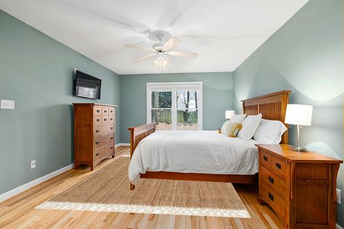 nuLOOM Raleigh Farmhouse Jute Tasseled Area Rug, 8x10, Natural in Teal and Orange Wood Bedroom