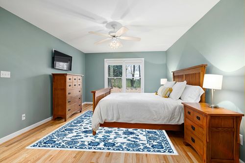 Unique Loom Boston Collection Area Rug - Floral (7' 10" x 10' Rectangle, White Blue/ Gray) in Teal and Orange Wood Bedroom