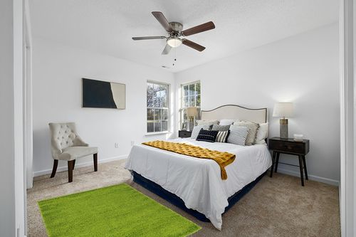 Unique Loom Solid Shag Collection Area Rug (4' 1" x 6' 1" Rectangle, Grass Green) in White and Yellow Modern Bedroom