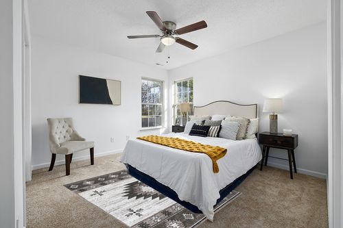 Well Woven Southwestern Rodrigo 5'3" x 7'3" Grey Area Rug in White and Yellow Modern Bedroom