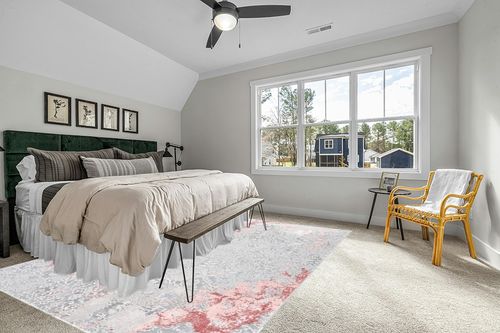 SAFAVIEH Meadow Collection Area Rug - 9' x 12', Light Grey & Pink, Modern Abstract Design, Non-Shedding & Easy Care, Ideal for High Traffic Areas in Living Room, Bedroom (MDW573G) in Grey Traditional Bedroom with King Bed