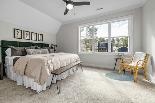 HomeRoots 4' Ivory and Blue Round Abstract Power Loom Area Rug in Grey Traditional Bedroom with King Bed