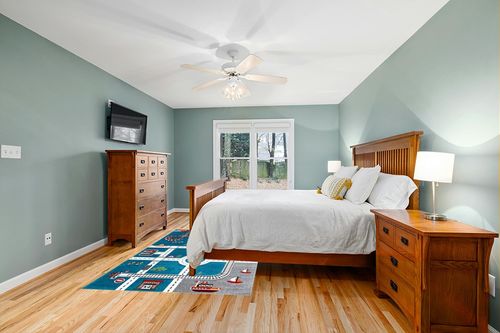 SAFAVIEH Carousel Kids Collection Area Rug - 5'3" x 7'6", Turquoise & Ivory, Non-Shedding & Easy Care, Ideal for High Traffic Areas for Boys & Girls in Playroom, Nursery, Bedroom (CRK192K) in Teal and Orange Wood Bedroom