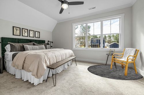 Unique Loom Jill Zarin English Manor Collection Area Rug - Farmhouse (6' 11'' Round, Blackberry/ Ivory) in Grey Traditional Bedroom with King Bed