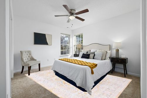 Unique Loom Revival Collection Traditional Medallion Border Yellow/Ivory Area Rug (7' 6 x 10' 6) in White and Yellow Modern Bedroom
