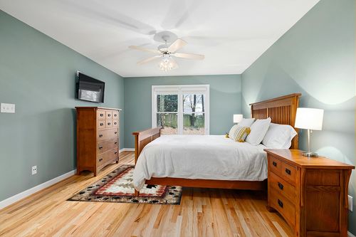 Masada Masada Rugs 5'x7' Cabin/Lodge Theme Area Rug with Bear and Cub Scene in Teal and Orange Wood Bedroom