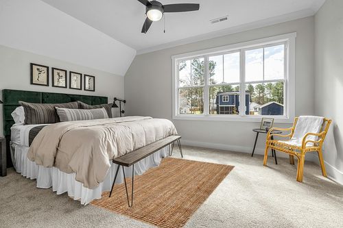 SAFAVIEH Natural Fiber Collection Area Rug - 5' x 7'6", Natural, Handmade Chunky Textured Jute 0.75-inch Thick, Ideal for High Traffic Areas in Living Room, Bedroom (NF447A) in Grey Traditional Bedroom with King Bed