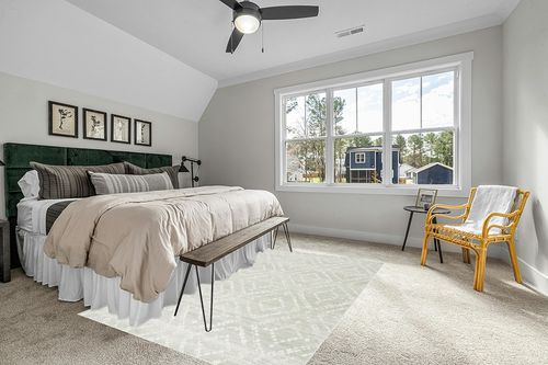 SAFAVIEH Adirondack Collection Area Rug - 6' x 9', Green & Ivory, Modern Diamond Distressed Design, Non-Shedding & Easy Care, Ideal for High Traffic Areas in Living Room, Bedroom (ADR131Y) in Grey Traditional Bedroom with King Bed