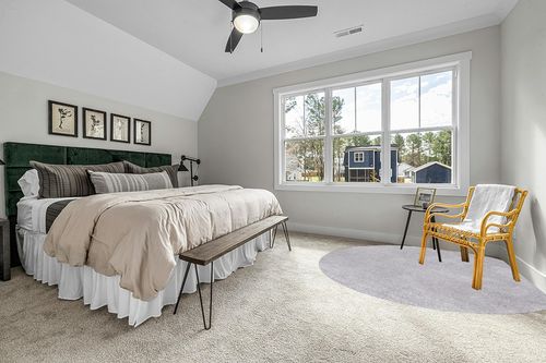 JONATHAN Y SEU100A-8R Haze Solid Low-Pile Indoor Area Rug, Coastal, Bohemian, Minimalist, Classic, Casual for Bedroom,Kitchen,Living Room,Non Shedding,Easy-Washing, Gray, 8' Round in Grey Traditional Bedroom with King Bed