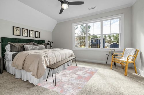 Safavieh Bayside Collection Area Rug - 5'3" x 7'6", Ivory & Grey Pink, Modern Design, Non-Shedding & Easy Care, Machine Washable Ideal for High Traffic Areas in Living Room, Bedroom (BAY128A) in Grey Traditional Bedroom with King Bed