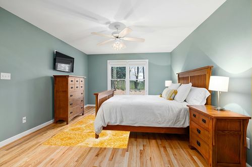 Unique Loom Sofia Collection Area Rug - Grand (5' 3" x 8' Rectangle, Yellow/ Ivory) in Teal and Orange Wood Bedroom