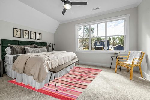 Safavieh Cotton Kilim Collection Area Rug - 8' x 10', Red & Ivory, Handmade Southwestern Boho Tribal Cotton, Ideal for High Traffic Areas in Living Room, Bedroom (KLC301Q) in Grey Traditional Bedroom with King Bed