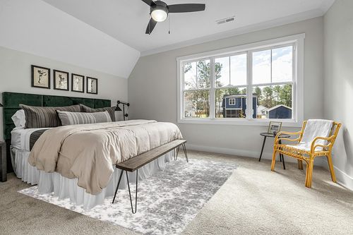 nuLOOM Deedra Modern Abstract Area Rug, 7' 6" x 9' 6", Grey in Grey Traditional Bedroom with King Bed
