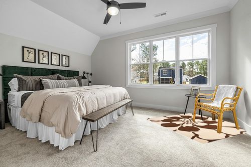 SAFAVIEH Soho Collection 6' Round Black / White SOH730A Handmade Premium Wool & Viscose Area Rug in Grey Traditional Bedroom with King Bed