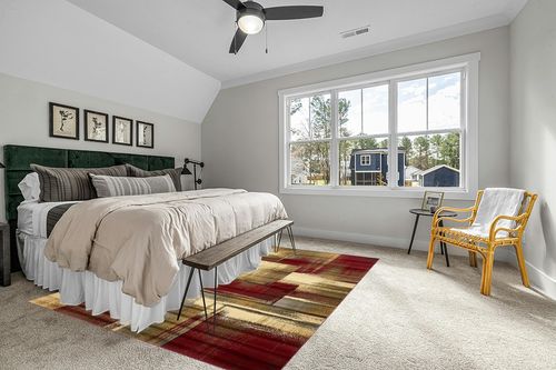 Unique Loom Barista Collection Area Rug - Timor (7' 10" x 10' Rectangle, Multi/ Red) in Grey Traditional Bedroom with King Bed