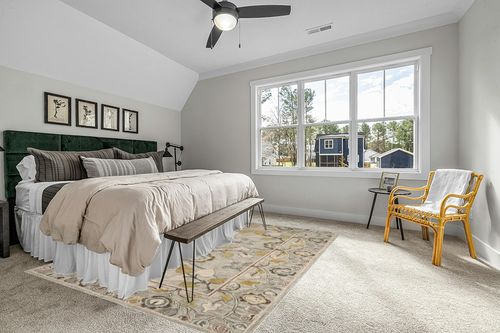 SAFAVIEH Roslyn Collection Area Rug - 8' x 10', Light Grey & Multi, Handmade Floral Wool, Ideal for High Traffic Areas in Living Room, Bedroom (ROS908A) in Grey Traditional Bedroom with King Bed