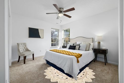SAFAVIEH Natural Fiber Round Collection 6' Round Natural NF160A Handmade Boho Charm Farmhouse Jute Area Rug in White and Yellow Modern Bedroom