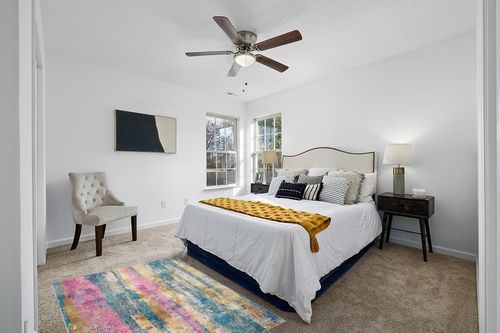 HomeRoots 4' X 6' Pink and Blue Abstract Power Loom Area Rug in White and Yellow Modern Bedroom