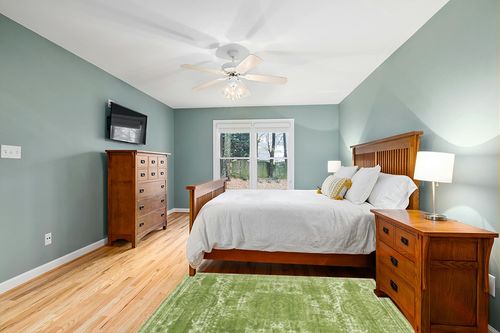 Charlton Home Pat Green Area Rug, Size: Rectangle 4' x 6' in Teal and Orange Wood Bedroom