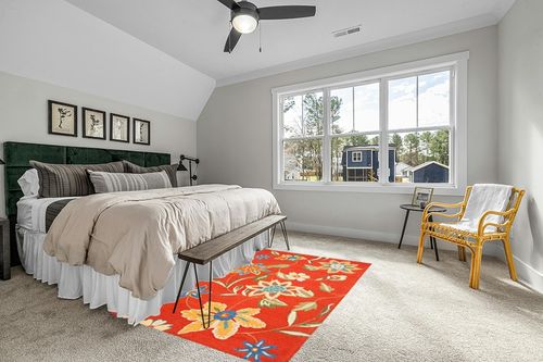 SAFAVIEH Blossom Collection 5' x 8' Rust / Multi BLM673A Handmade Premium Wool Area Rug in Grey Traditional Bedroom with King Bed