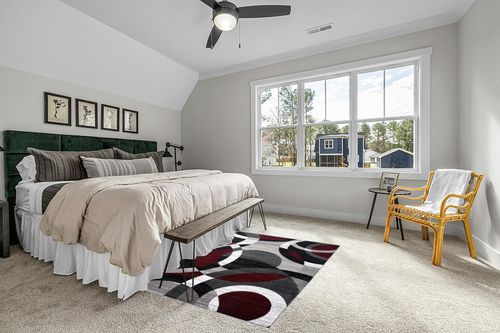 Rugshop Contemporary Abstract Circles Perfect for high Traffic Areas of Your Living Room,Bedroom,Home Office,Kitchen Easy Cleaning Area Rug 5'3" x 7'3" Red in Grey Traditional Bedroom with King Bed