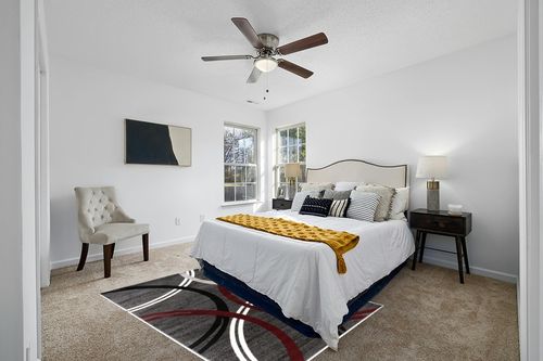 Rugshop Modern Wavy Circles Design Area Rug 5' 3" x 7' 3" Red in White and Yellow Modern Bedroom