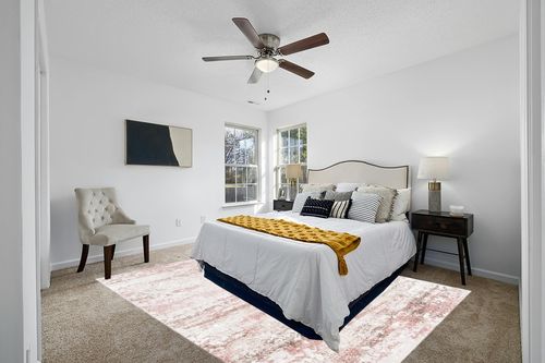 Safavieh Meadow Collection MDW585B Beige / Pink Rug - 8' x 10' in White and Yellow Modern Bedroom