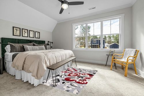 Modern Floral Area Rugs 5' X 7' Red in Grey Traditional Bedroom with King Bed