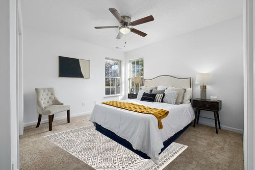 nuLOOM Camila Diamond Trellis Area Rug, 5x8, Off-white in White and Yellow Modern Bedroom