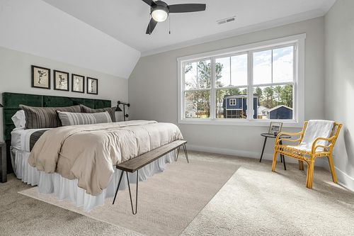 SAFAVIEH Montauk Collection Area Rug - 8' x 10', Ivory & Steel Grey, Handmade Flat Weave Boho Farmhouse Cotton Tassel Fringe, Ideal for High Traffic Areas in Living Room, Bedroom (MTK330M) in Grey Traditional Bedroom with King Bed