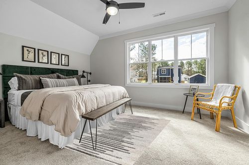 JONATHAN Y MOH205A-5 Aya Berber Stripe Geometric Indoor Farmhouse Area-Rug Bohemian Minimalistic Striped Easy-Cleaning Bedroom Kitchen Living Room Non Shedding, 5 X 8, Cream,Gray in Grey Traditional Bedroom with King Bed